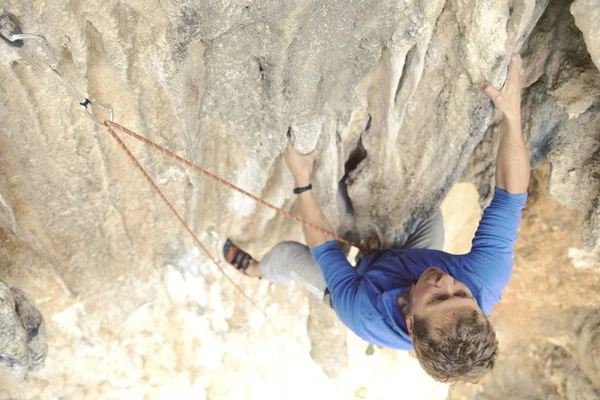 Rock Climber Söker Anslutande Plats — Stockfoto