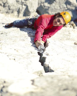 Tırmanıcı bir kask içinde yukarı tırmanıyor.