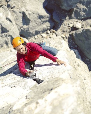 Tırmanıcı bir kask içinde yukarı tırmanıyor.