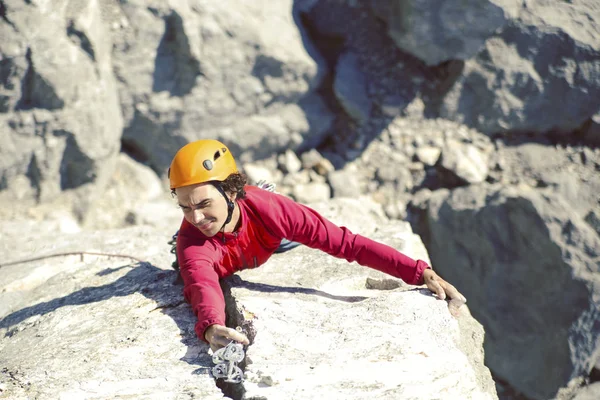 Tırmanıcı Bir Kask Içinde Yukarı Tırmanıyor — Stok fotoğraf