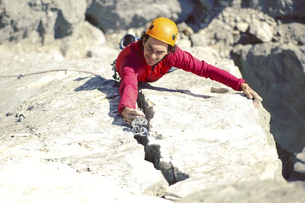 Tırmanıcı Bir Kask Içinde Yukarı Tırmanıyor — Stok fotoğraf