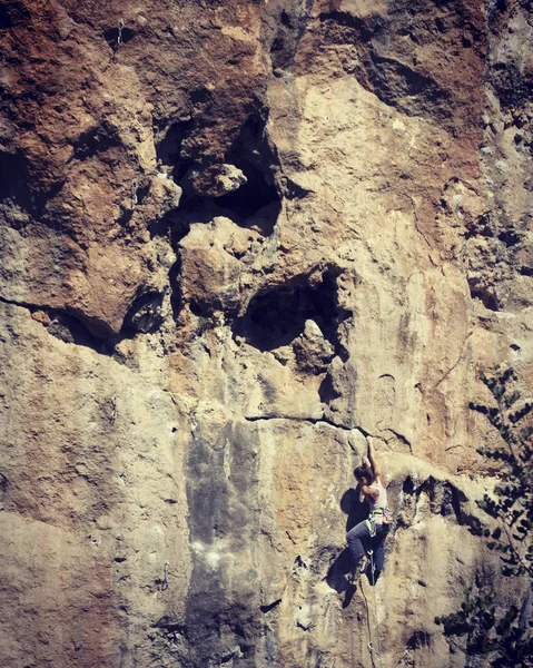 Escalada na Turquia. O alpinista sobe na rota. Foto — Fotografia de Stock