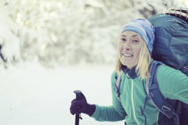 Kız kış Ormanda yürür.