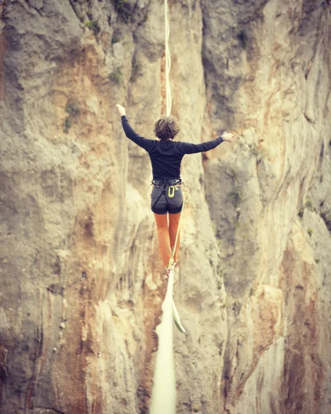 Destacador Una Cuerda Highline Sobre Fondo Montañas Deporte Extremo Naturaleza — Foto de Stock