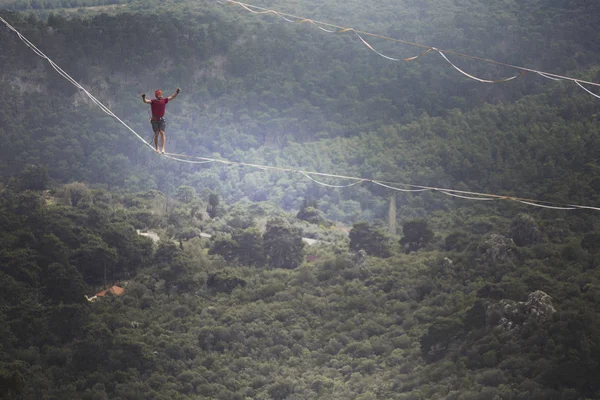 Highliner Ipte Dağların Arka Planında Yüksek Bir Çizgi Doğada Ekstrem — Stok fotoğraf