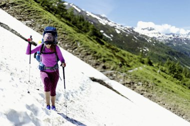 Kanada dağlarda trekking