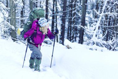 Kanada dağlarda trekking. Zam Kuzey Amerika'da popüler eğlence etkinliğidir.