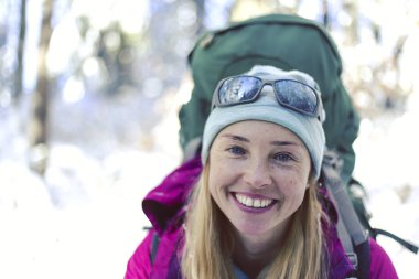 Kanada dağlarda trekking. Zam Kuzey Amerika'da popüler eğlence etkinliğidir.