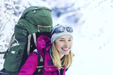 Kanada dağlarda trekking. Zam Kuzey Amerika'da popüler eğlence etkinliğidir.