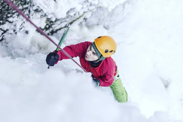 Escalada Hielo Una Cascada Congelada — Foto de Stock