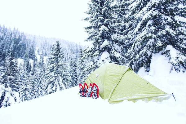 Tent Winter Mountains Tent Stands Mountains Snow Snowshoes Tent — Stock Photo, Image