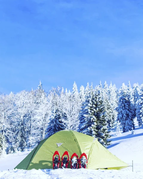 冬山テント 雪の山の中にテントが立っています スノーシューはテントの横に します — ストック写真