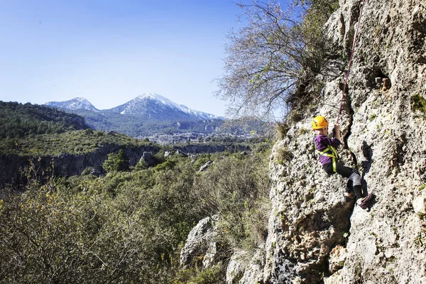 背景にギリシャや美しい森と崖の風景で登山する男 — ストック写真