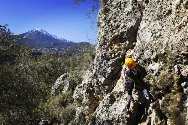 Guy Climbing Greece Beautiful Forest Cliff Landscape Background — Stock Photo, Image