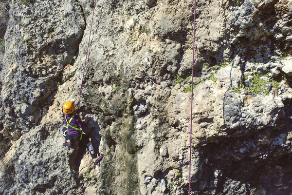 Guy Arrampicata Grecia Bella Foresta Paesaggio Scogliera Sullo Sfondo — Foto Stock