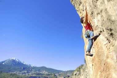 Yunanistan ve güzel orman ve cliff manzara arka plan üzerinde tırmanma adam