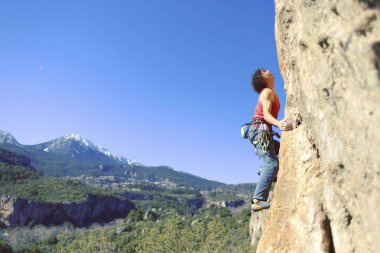 Yunanistan ve güzel orman ve cliff manzara arka plan üzerinde tırmanma adam