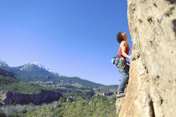Хлопець Сходження Греції Красивий Ліс Скелі Краєвид Задньому Плані — стокове фото