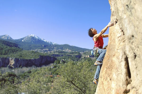 Guy Klättring Grekland Och Vackra Skog Och Cliff Landskap Bakgrunden — Stockfoto