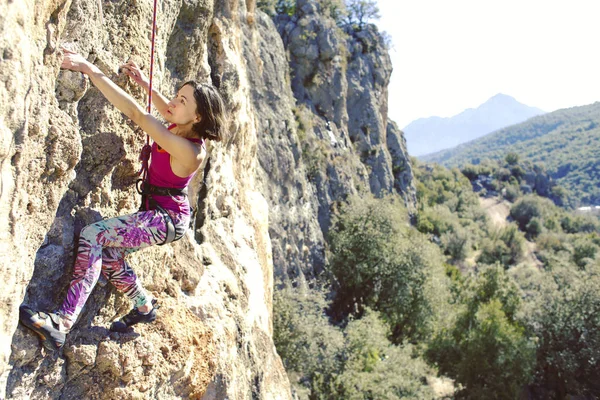 Mujer Escalando Grecia Hermoso Bosque Acantilado Paisaje Fondo —  Fotos de Stock