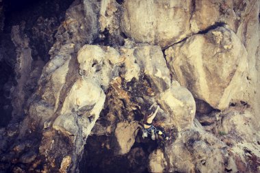 Kız kaya tırmanışçısı zor yol uçurumlarda tırmanıyor..