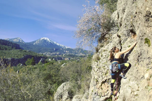 Menina Alpinista Escala Rota Difícil Nas Falésias — Fotografia de Stock