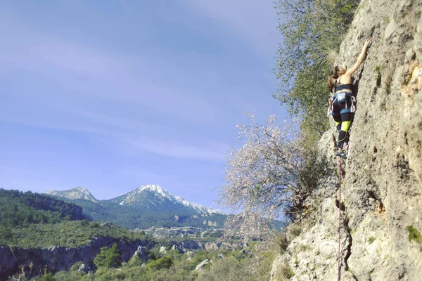 Fille Escaladeur Grimpe Route Difficile Sur Les Falaises — Photo