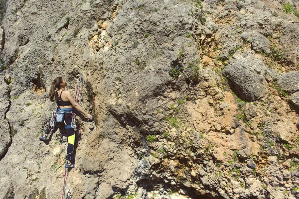 Bergbeklimmer Meisje Klimt Moeilijke Route Kliffen — Stockfoto