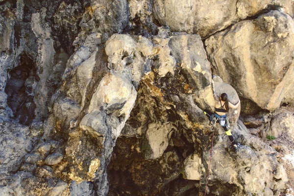 Κορίτσι Ροκ Ορειβάτης Δύσκολη Διαδρομή Σκαρφαλώνει Στα Βράχια — Φωτογραφία Αρχείου