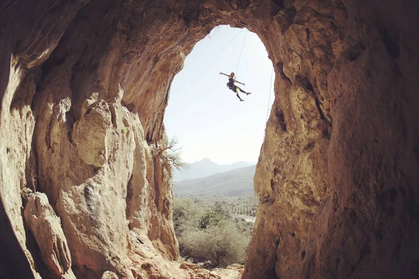 Kız kaya tırmanışçısı zor yol uçurumlarda tırmanıyor. — Stok fotoğraf