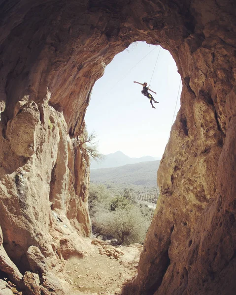 Ragazza arrampicatore arrampicata difficile via sulle scogliere — Foto Stock