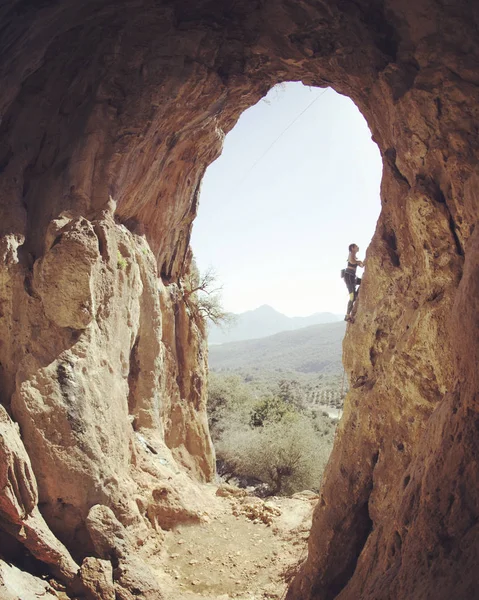 Chica escalador escalada difícil ruta en los acantilados —  Fotos de Stock