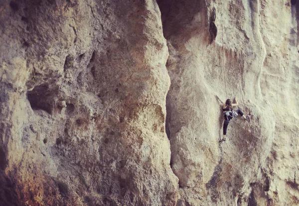 Girl rock climber climbs difficult route on the cliffs — Stock Photo, Image