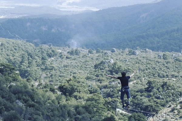 Caminhe uma linha no céu.Carnaval Highline turco em Antalya . — Fotografia de Stock