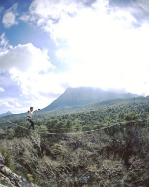 Risk alma ve meydan okuma ip kavramını Dengeleme adam.