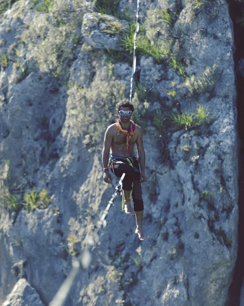 Homem equilibrando o conceito de corda de assunção de riscos e desafio . — Fotografia de Stock