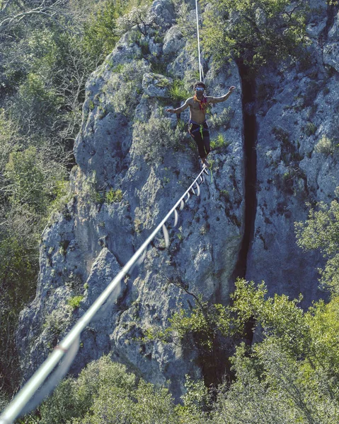 Risk alma ve meydan okuma ip kavramını Dengeleme adam. — Stok fotoğraf