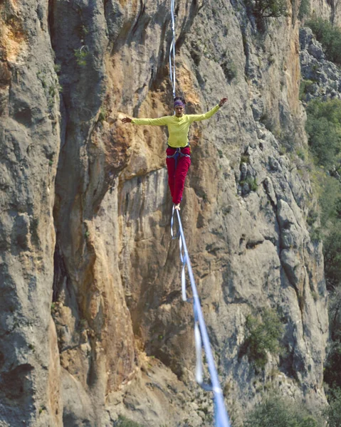 Risk alma ve challeng ip kavramını Dengeleme kadın — Stok fotoğraf