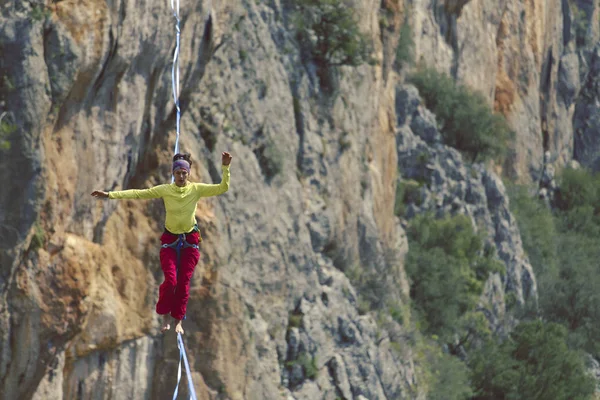 Risk alma ve challeng ip kavramını Dengeleme kadın — Stok fotoğraf