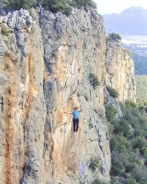 Risk alma ve meydan okuma ip kavramını Dengeleme adam.