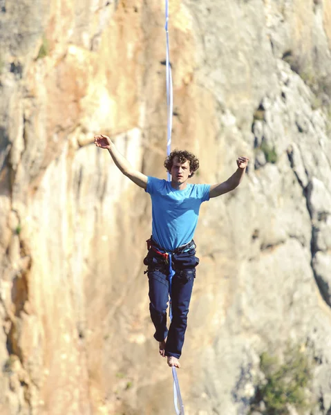 El equilibrio del hombre en el concepto de la cuerda de la asunción de riesgos y desafío . — Foto de Stock