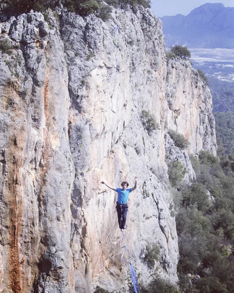 L'uomo in equilibrio sul concetto di corda di assunzione del rischio e sfida . — Foto Stock