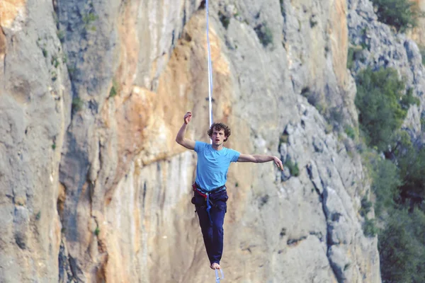 L'uomo in equilibrio sul concetto di corda di assunzione del rischio e sfida . — Foto Stock