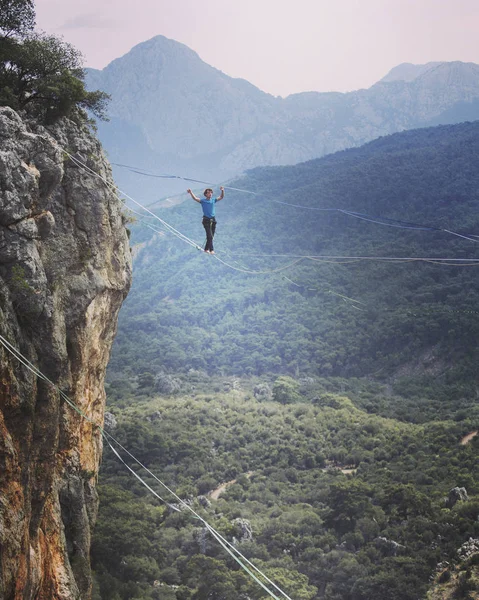 Homem equilibrando o conceito de corda de assunção de riscos e desafio . — Fotografia de Stock