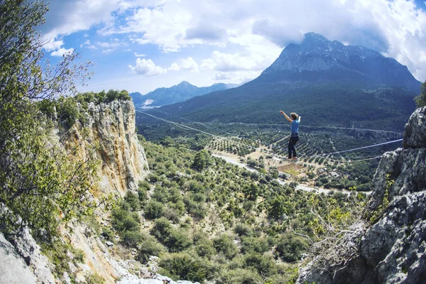 El equilibrio del hombre en el concepto de la cuerda de la asunción de riesgos y desafío . — Foto de Stock