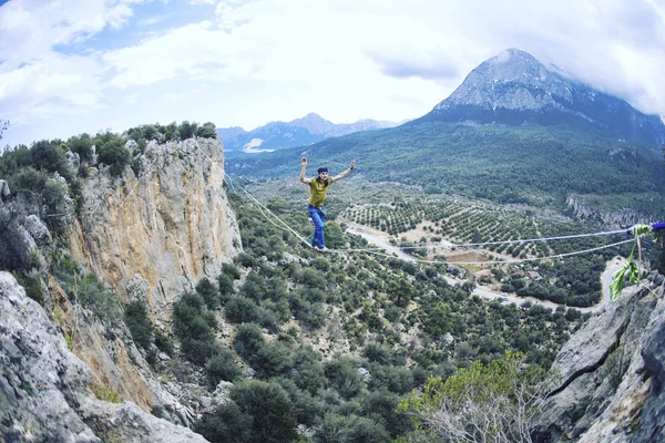 El equilibrio del hombre en el concepto de la cuerda de la asunción de riesgos y desafío . — Foto de Stock