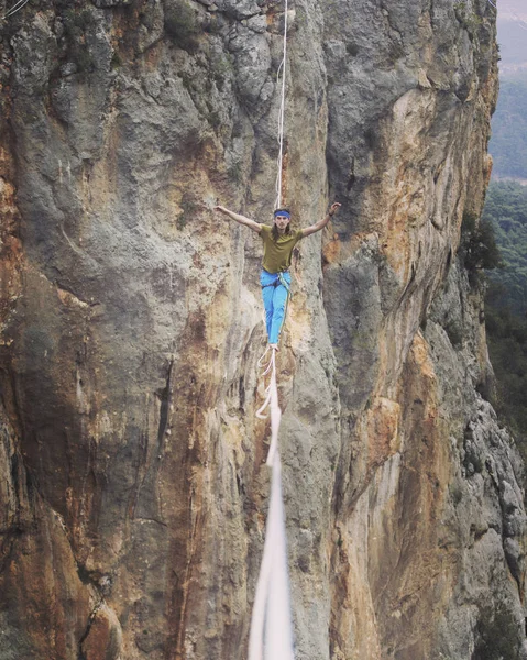 El equilibrio del hombre en el concepto de la cuerda de la asunción de riesgos y desafío . —  Fotos de Stock