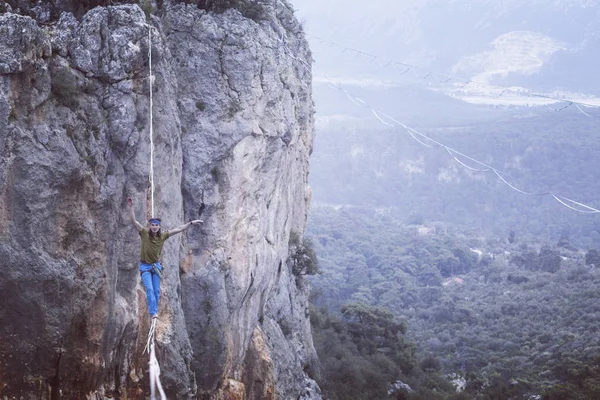 El equilibrio del hombre en el concepto de la cuerda de la asunción de riesgos y desafío . — Foto de Stock