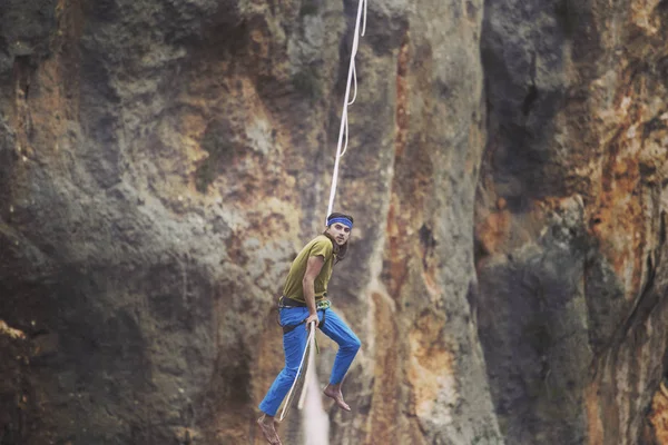 El equilibrio del hombre en el concepto de la cuerda de la asunción de riesgos y desafío . — Foto de Stock