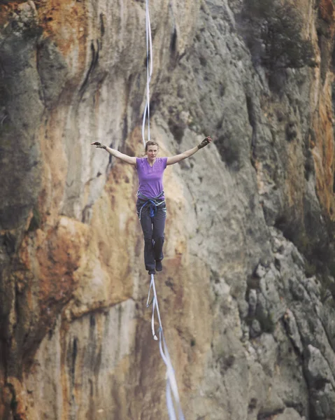 Risk alma ve meydan okuma ip kavramı üzerine Womanbalancing. — Stok fotoğraf